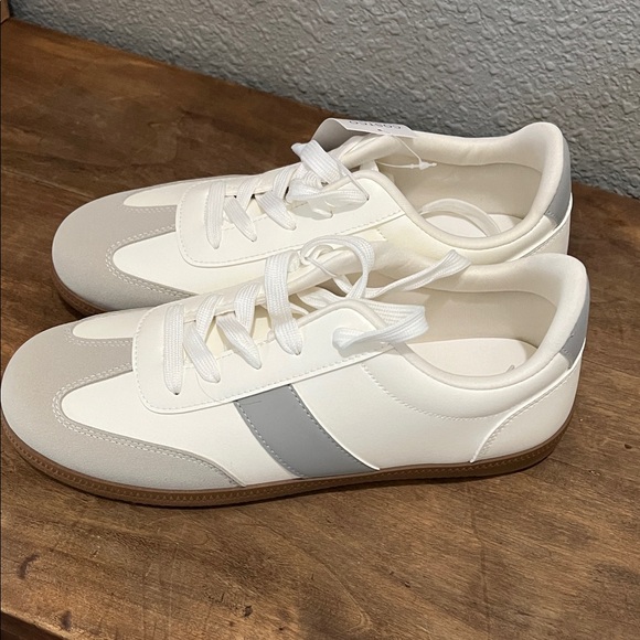 J Sport Women’s cream and Gray Sneakers NEW Size 10 - Picture 1 of 7